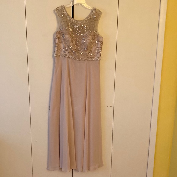 Dresses & Skirts - Elegant woman beaded top Gown